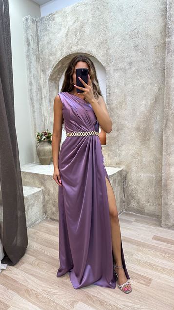 Vestido de noche de satén lila con detalle de cintura drapeada de un hombro