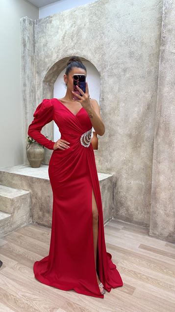Vestido de noche drapeado rojo con detalle de cintura de una sola manga