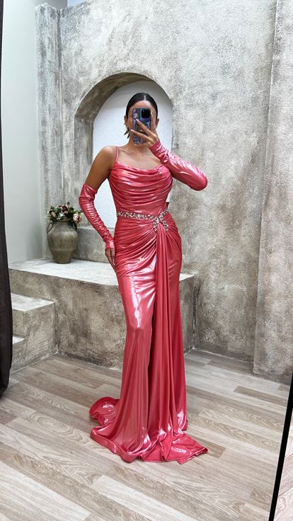 Pembe İp Askılı Kol Detay Yırtmaçlı İşlemeli Abiye Elbise