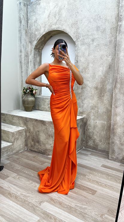 Vestido de noche naranja con abertura de un solo hombro con volantes