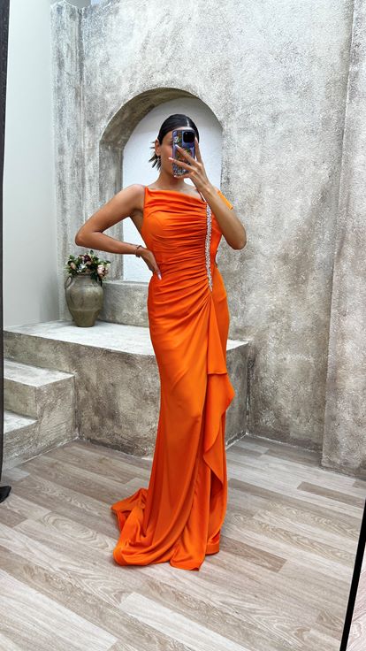 Vestido de noche naranja con abertura de un solo hombro con volantes