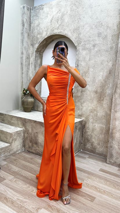 Vestido de noche naranja con abertura de un solo hombro con volantes
