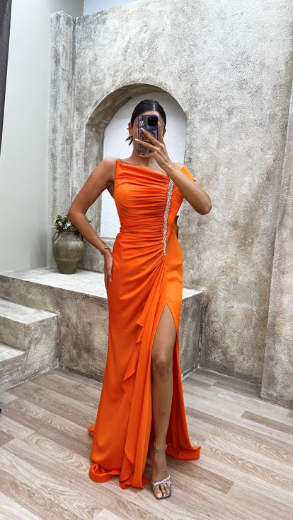 Vestido de noche naranja con abertura de un solo hombro con volantes