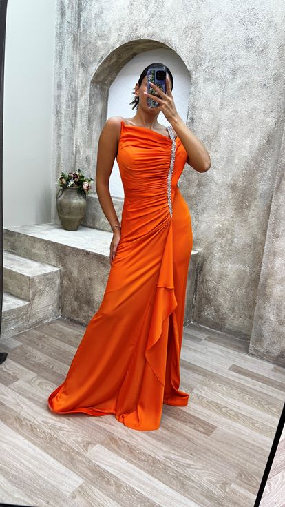 Vestido de noche naranja con abertura de un solo hombro con volantes