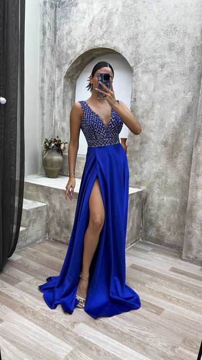 Saks V-Neck Back Detail Chest Embroidered Design Evening Dress