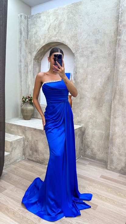 Saks vestido de noche drapeado con abertura de un solo hombro