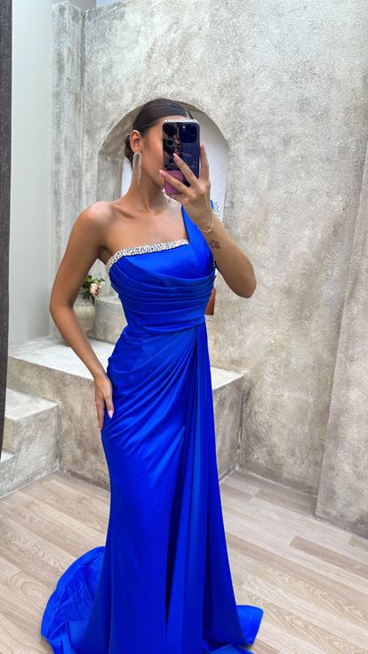 Saks vestido de noche drapeado con abertura de un solo hombro