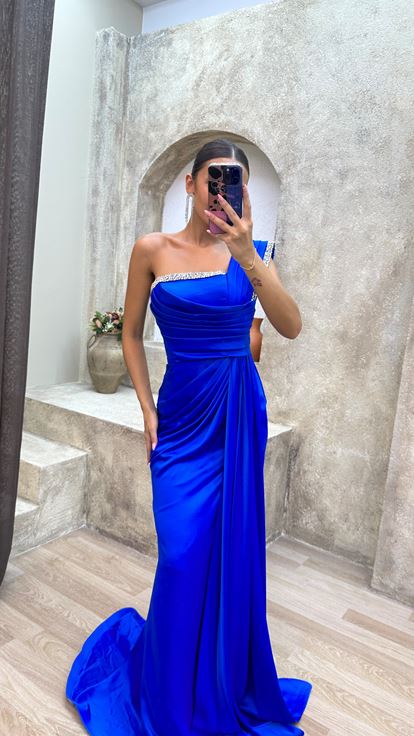 Saks vestido de noche drapeado con abertura de un solo hombro