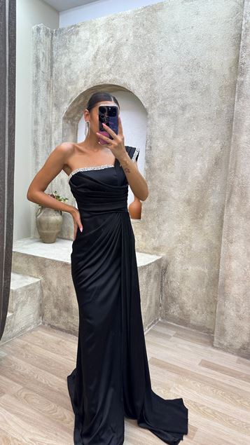 Schwarzes, drapiertes Abendkleid mit Schlitz und einer Schulter