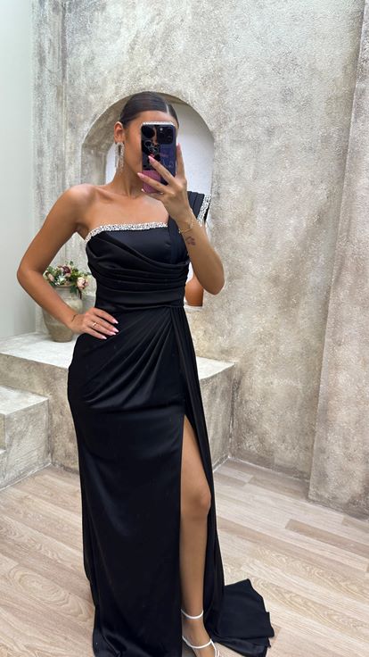 فستان سهرة أسود بكتف واحد بتصميم منسدل وفتحة جانبية