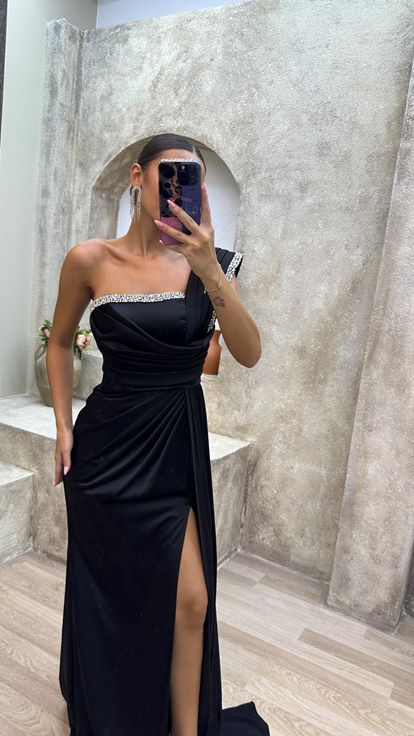 فستان سهرة أسود بكتف واحد بتصميم منسدل وفتحة جانبية