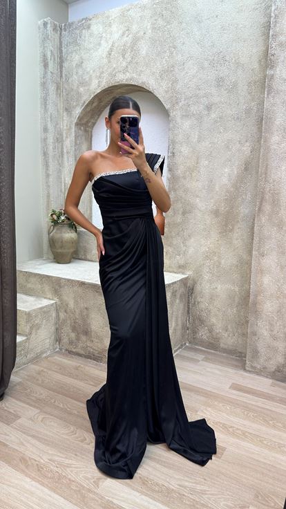 فستان سهرة أسود بكتف واحد بتصميم منسدل وفتحة جانبية