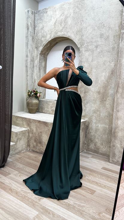 Zümrüt Tek Kol Bel Detay Yırtmaçlı Abiye Elbise