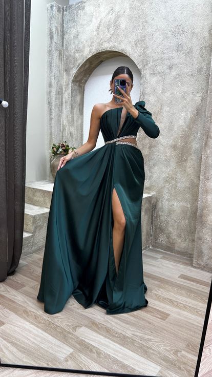 Zümrüt Tek Kol Bel Detay Yırtmaçlı Abiye Elbise