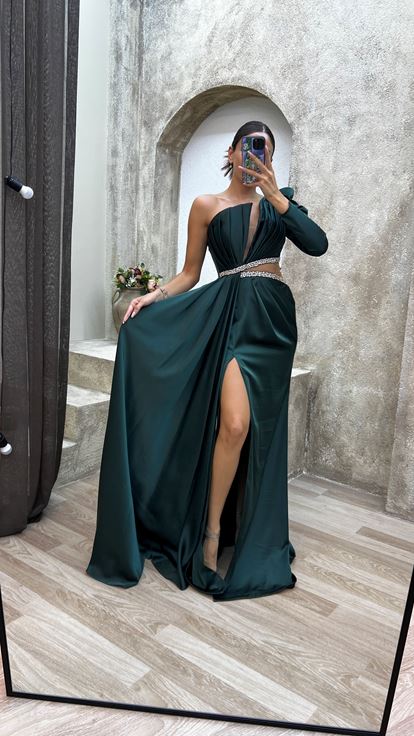 Zümrüt Tek Kol Bel Detay Yırtmaçlı Abiye Elbise