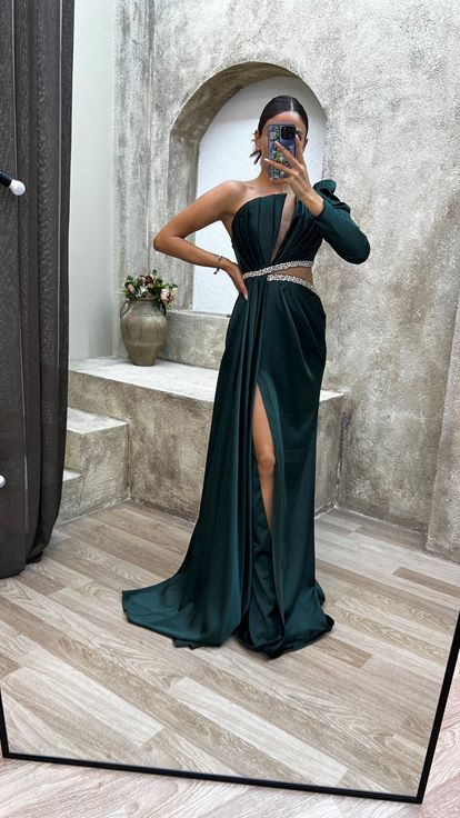 Zümrüt Tek Kol Bel Detay Yırtmaçlı Abiye Elbise