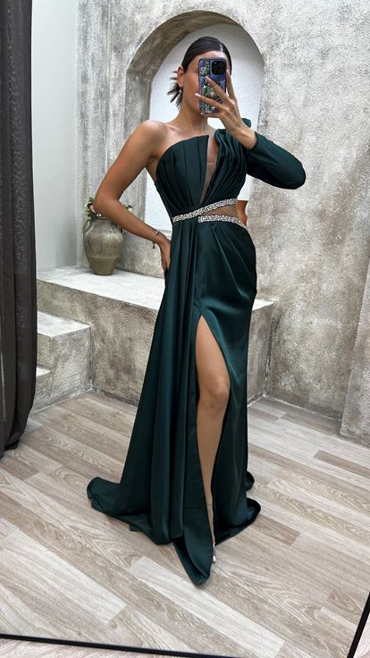 Zümrüt Tek Kol Bel Detay Yırtmaçlı Abiye Elbise