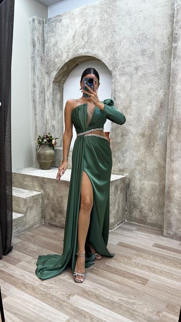 Abito da sera color kaki a manica singola con dettaglio in vita e spacco