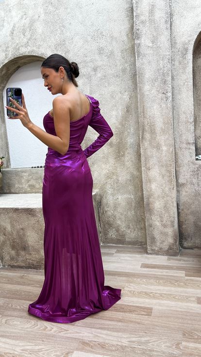 فستان سهرة بلون الفوشيا بأكمام واحدة بتصميم منسدل وتفاصيل عند الخصر وتطريز أنيق