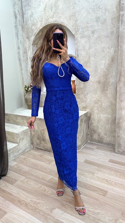 Vestido de noche de encaje con escote en forma de corazón de Saks