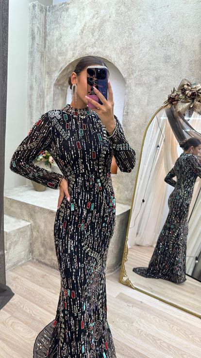فستان سهرة أسود مزين