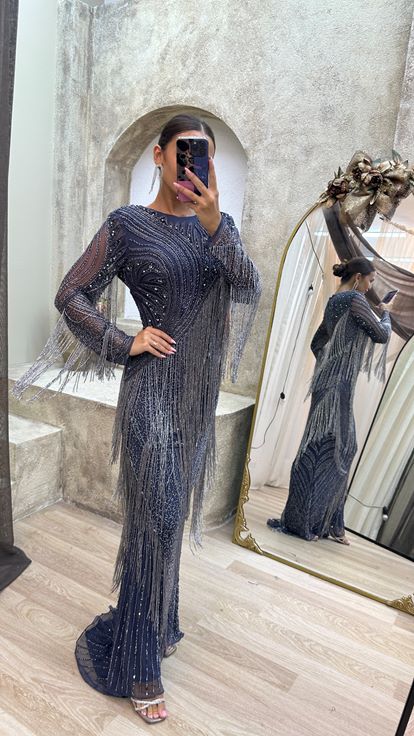 فستان أسود مطرز حسب الطلب