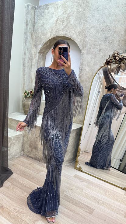 فستان أسود مطرز حسب الطلب