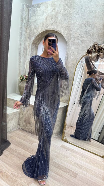 فستان أسود مطرز حسب الطلب