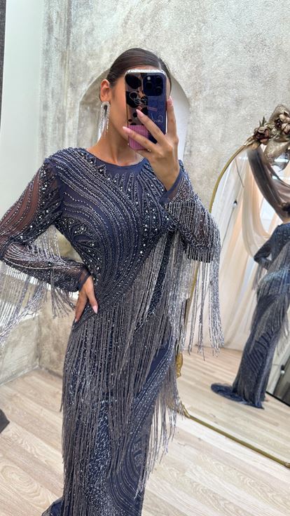 فستان أسود مطرز حسب الطلب