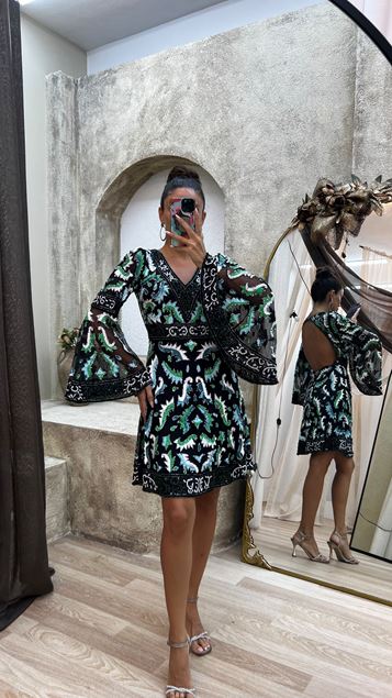 Detalle de espalda verde con cuello en V Mini vestido bordado a mano personalizado