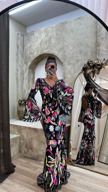 Schwarzes, speziell handbesticktes Kleid mit V-Ausschnitt am Rücken