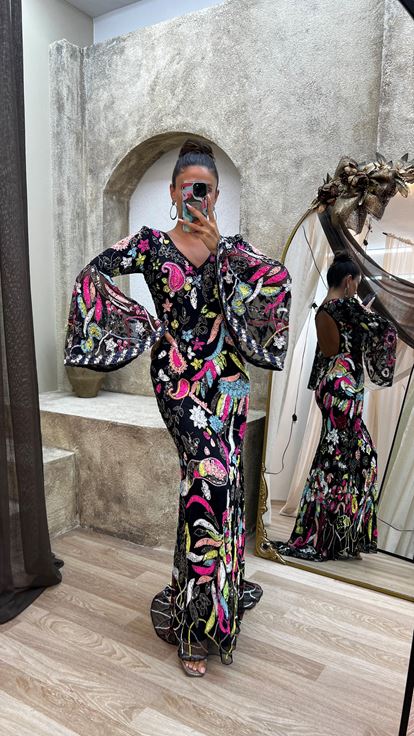 Schwarzes, speziell handbesticktes Kleid mit V-Ausschnitt am Rücken