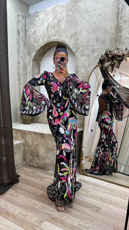 Schwarzes, speziell handbesticktes Kleid mit V-Ausschnitt am Rücken