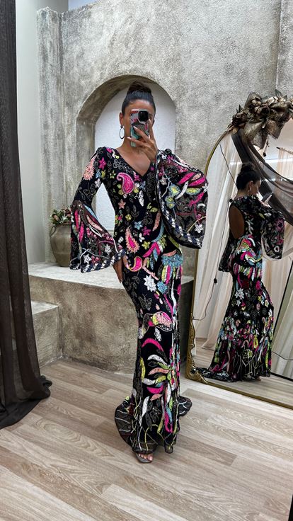 Schwarzes, speziell handbesticktes Kleid mit V-Ausschnitt am Rücken