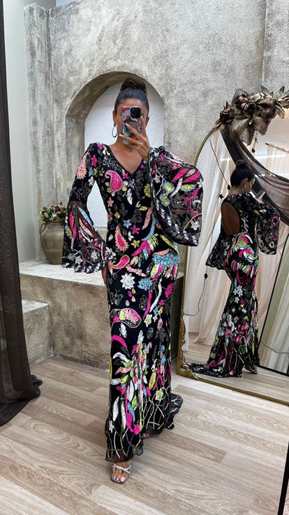 Schwarzes, speziell handbesticktes Kleid mit V-Ausschnitt am Rücken