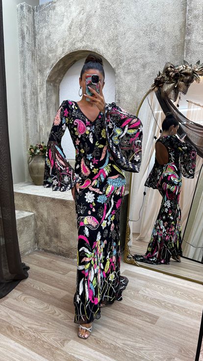 Schwarzes, speziell handbesticktes Kleid mit V-Ausschnitt am Rücken