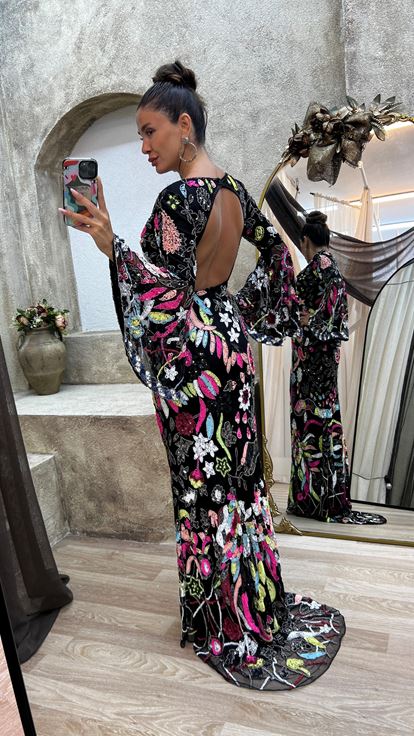 Schwarzes, speziell handbesticktes Kleid mit V-Ausschnitt am Rücken