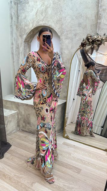 Vestido bordado a mano personalizado con detalle en la espalda con cuello en V beige