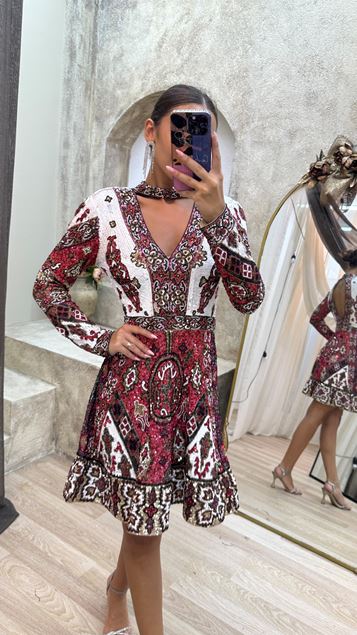 Mini vestido bordado a mano bordado a mano con detalle en la espalda rojo con cuello en V