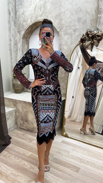 Vestido negro bordado a mano personalizado con cuello en V