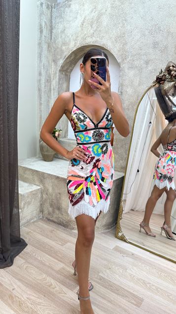 Weißes, speziell besticktes Kleid mit Seilträgern