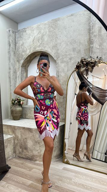 Vestido bordado especial con correa de cuerda fucsia