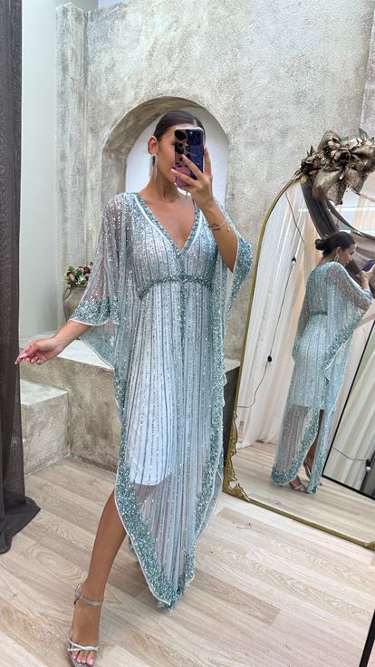 فستان مطرز يدوياً بتصميم خاص، بأكمام واسعة بلون الفيروز