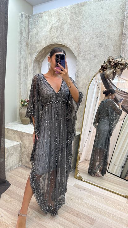 فستان رمادي بأكمام واسعة مطرز يدويًا