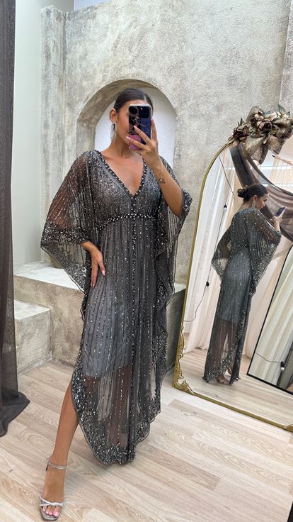 فستان رمادي بأكمام واسعة مطرز يدويًا