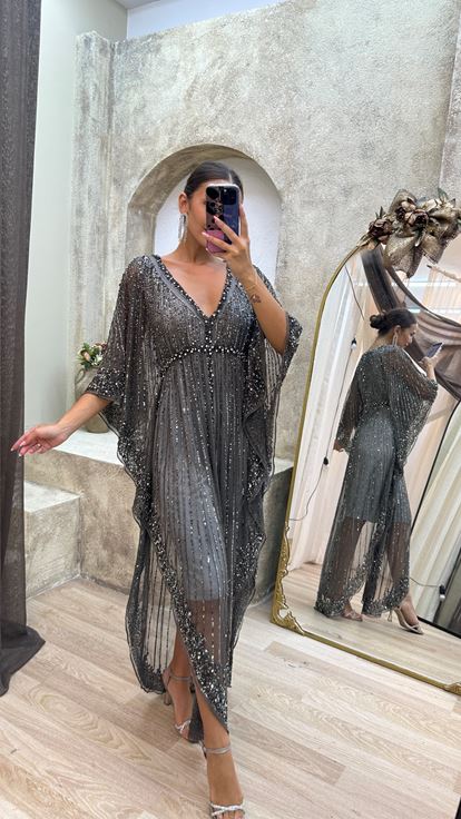 فستان رمادي بأكمام واسعة مطرز يدويًا