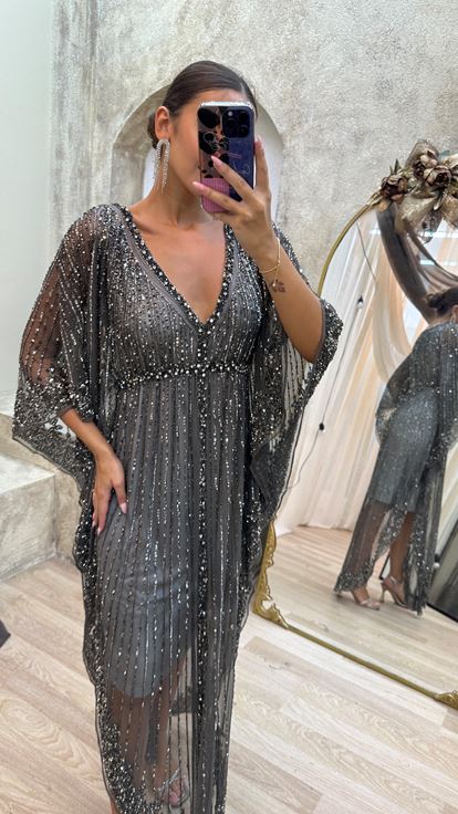 فستان رمادي بأكمام واسعة مطرز يدويًا