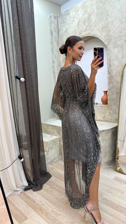 فستان رمادي بأكمام واسعة مطرز يدويًا