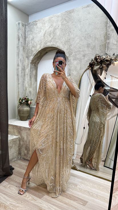 فستان أصفر مطرز يدوياً بأكمام الخفافيش