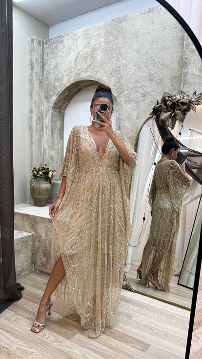 فستان أصفر مطرز يدوياً بأكمام الخفافيش